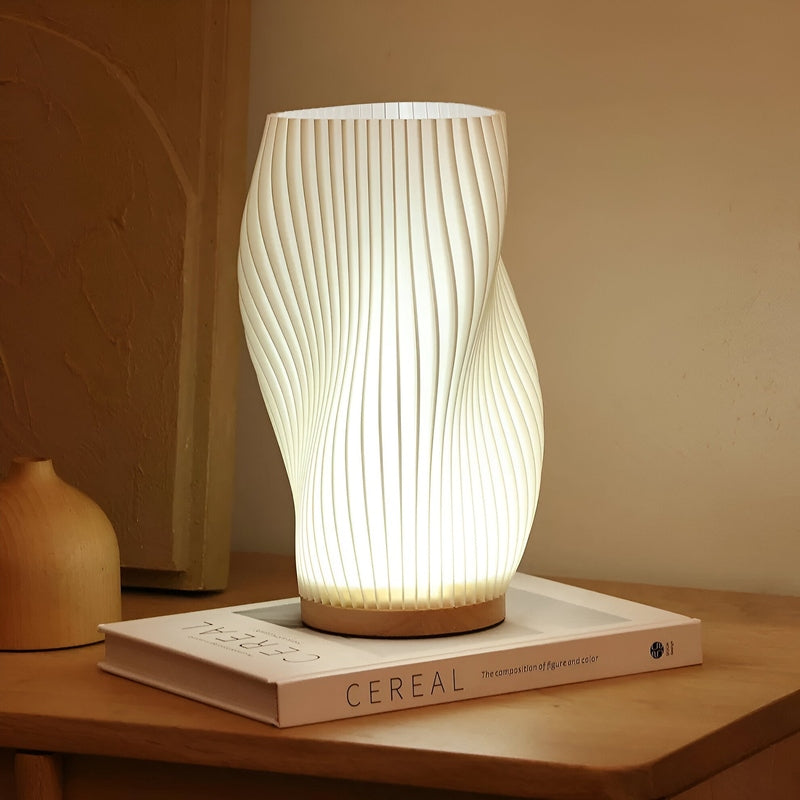 LuxeLight - Crèmekleurige 3D-Wandlamp met Moderne Metalen Voet