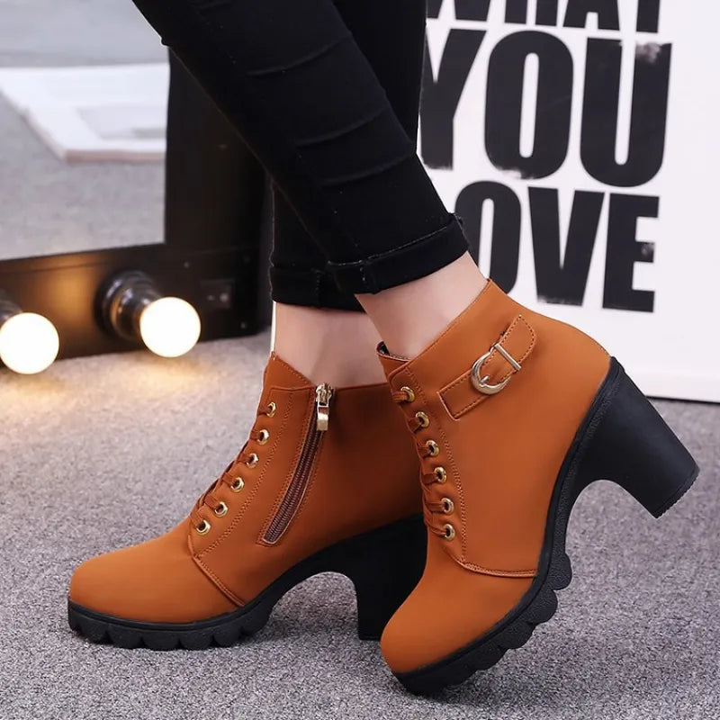 Dames Cross-Strappy Martin Boots – Modieuze Laarzen met Suède Accenten en Rubberen Zool