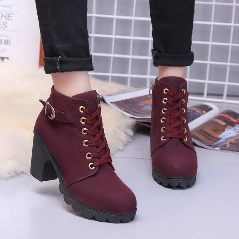 Dames Cross-Strappy Martin Boots – Modieuze Laarzen met Suède Accenten en Rubberen Zool