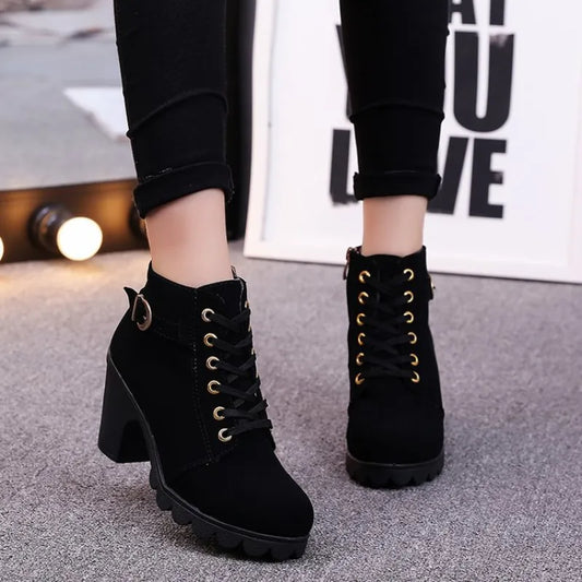 Dames Cross-Strappy Martin Boots – Modieuze Laarzen met Suède Accenten en Rubberen Zool