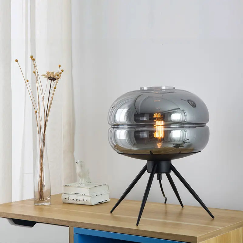 LumiGlow - Stijlvolle Tafellamp met Elegante Glazen Kap