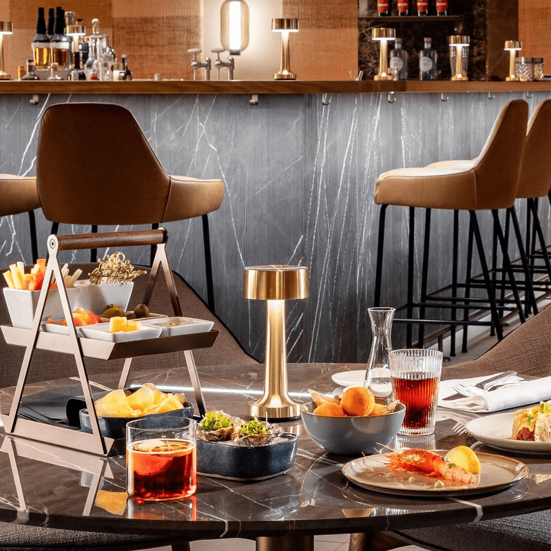 LumiGuard - Elegante Draagbare Tafellamp voor Thuis en Gastronomie