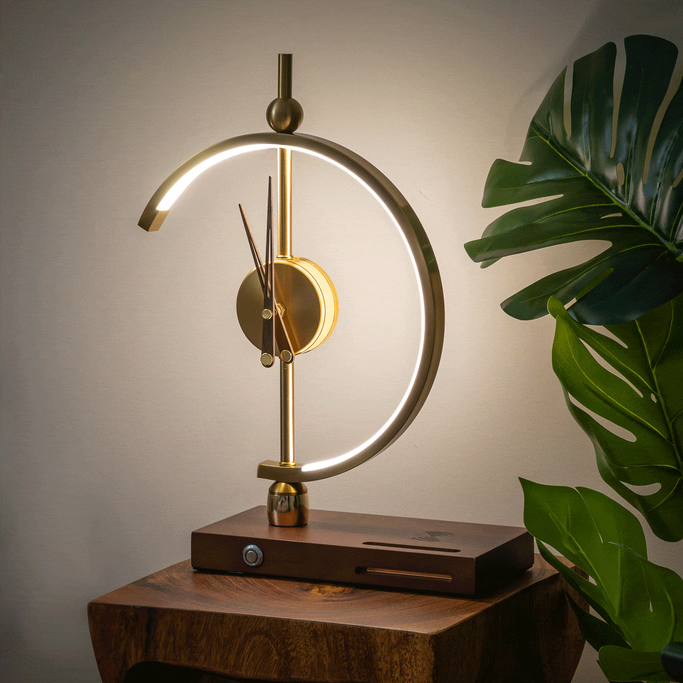 Elegante tafellamp met oplaadfunctie en wekker voor uw huis