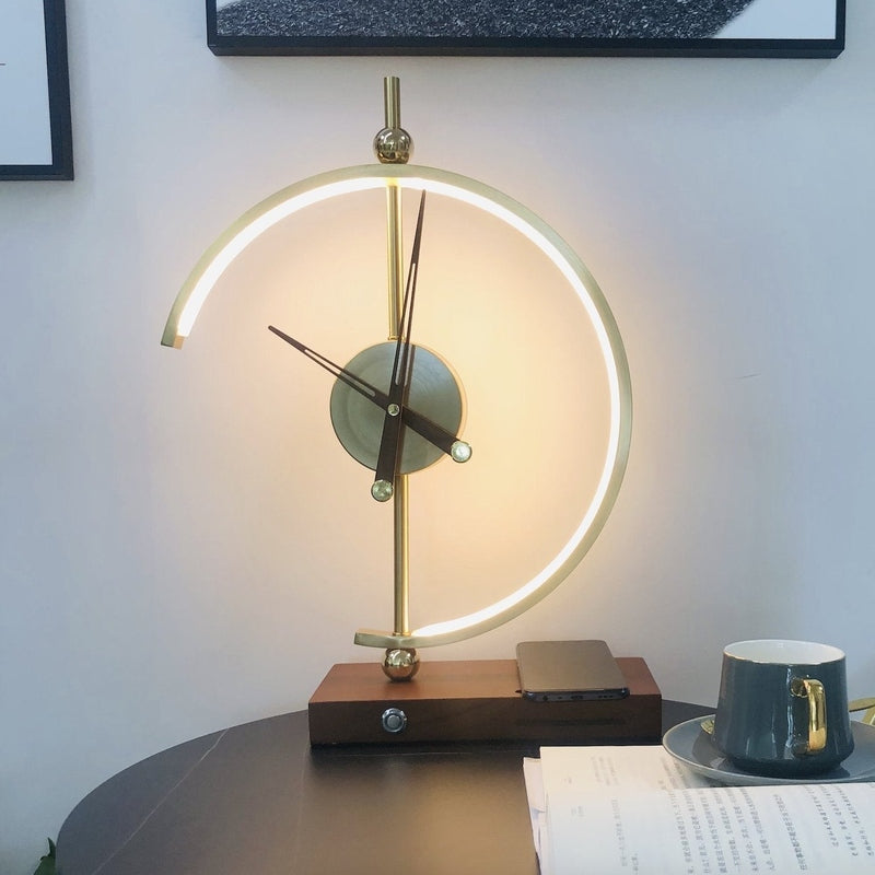Elegante tafellamp met oplaadfunctie en wekker voor uw huis