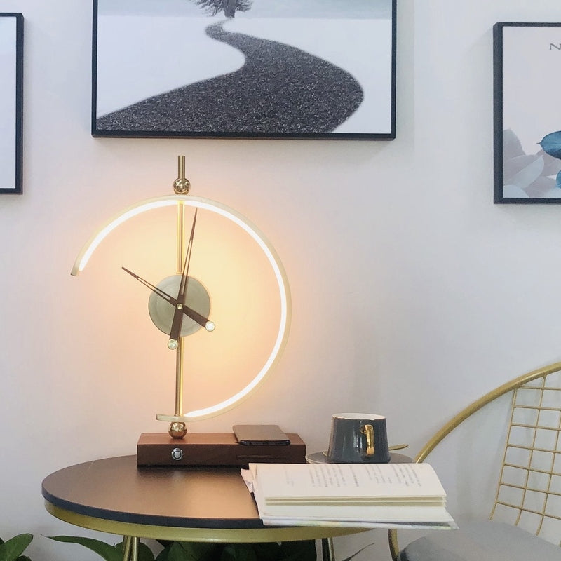 Elegante tafellamp met oplaadfunctie en wekker voor uw huis